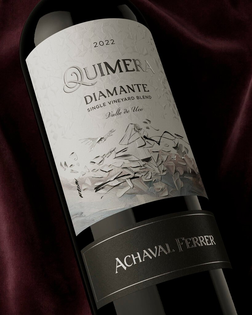 Primer plano de la etiqueta Quimera Diamante 2022 con ilustración texturada de montañas del Valle de Uco_Argency agencia de diseño y publicidad. Mendoza. Argentina