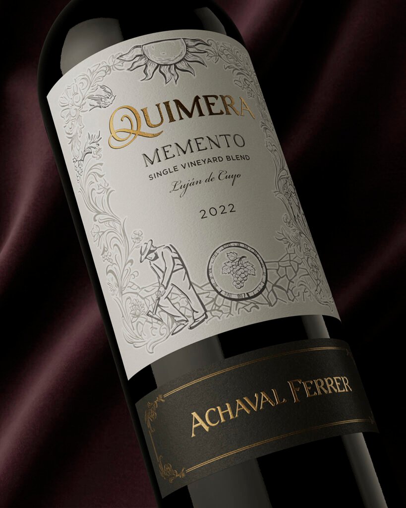 Primer plano de la etiqueta Quimera Memento 2022 con ilustración de un viñatero y detalles dorados_Argency agencia de diseño y publicidad. Mendoza. Argentina