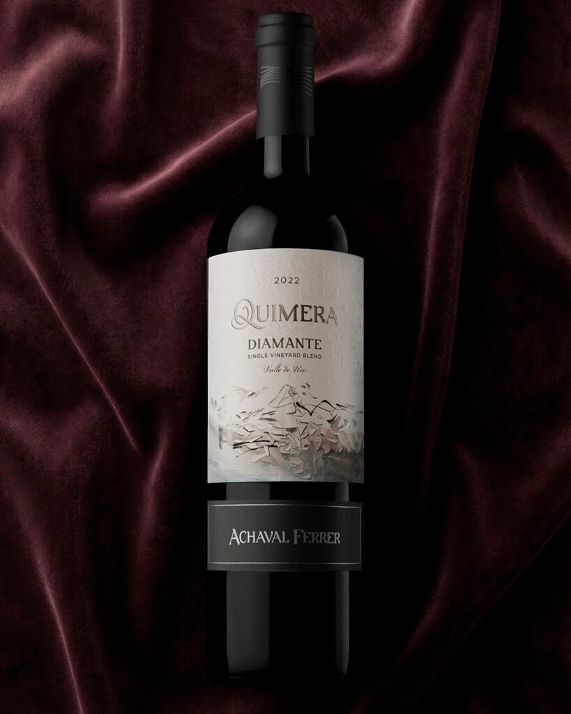 Botella de Quimera Diamante de Achaval Ferrer recostada sobre terciopelo bordó_Argency agencia de diseño y publicidad. Mendoza. Argentina