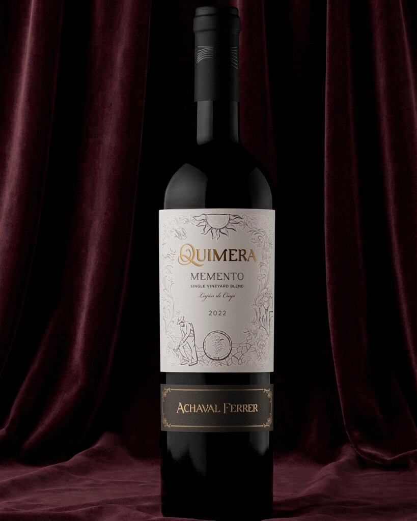 Botella de Quimera Memento 2022 de Achaval Ferrer de pie frente a cortinas de terciopelo bordó_Argency agencia de diseño y publicidad. Mendoza. Argentina